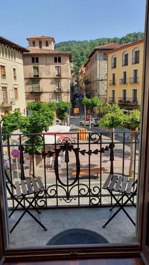 El Mussol De La Vila Camprodon, Balconets Amb Vistes A La Placa Luaran gambar