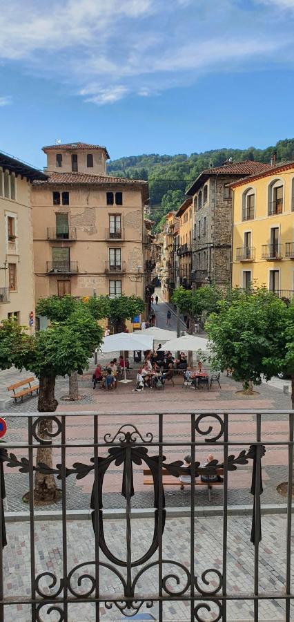 El Mussol De La Vila Camprodon, Balconets Amb Vistes A La Placa Luaran gambar