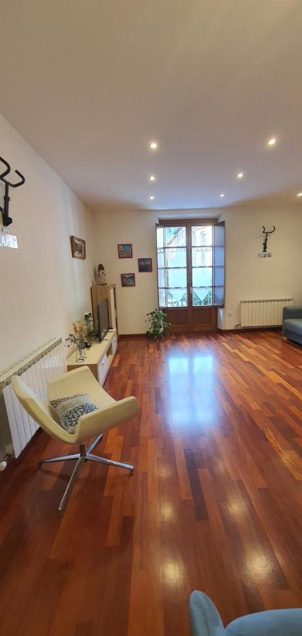 El Mussol De La Vila Camprodon, Balconets Amb Vistes A La Placa Luaran gambar