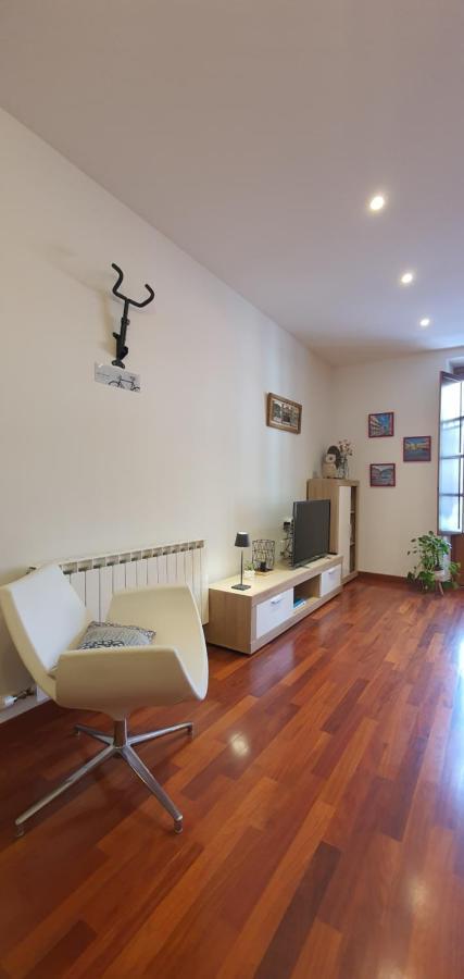 El Mussol De La Vila Camprodon, Balconets Amb Vistes A La Placa Luaran gambar