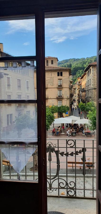 El Mussol De La Vila Camprodon, Balconets Amb Vistes A La Placa Luaran gambar